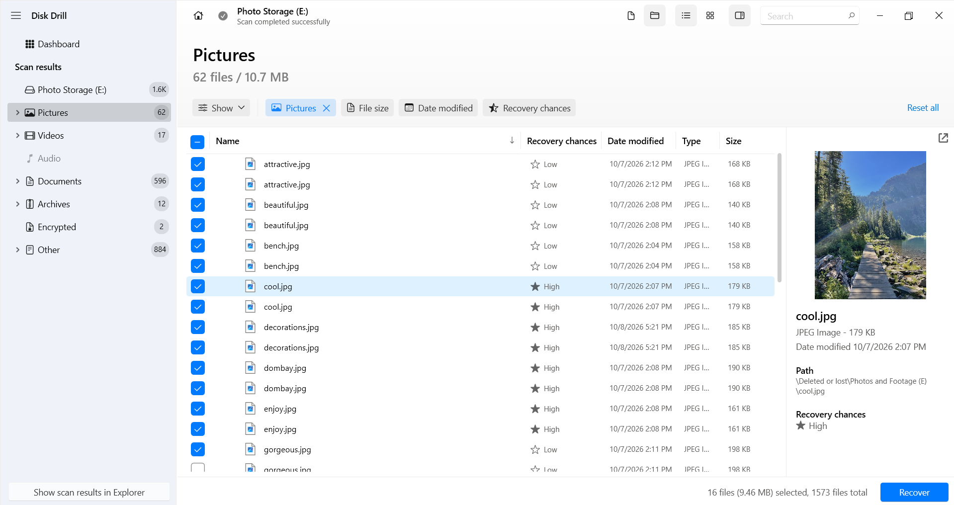 Previewing found photos and selecting files to recover.